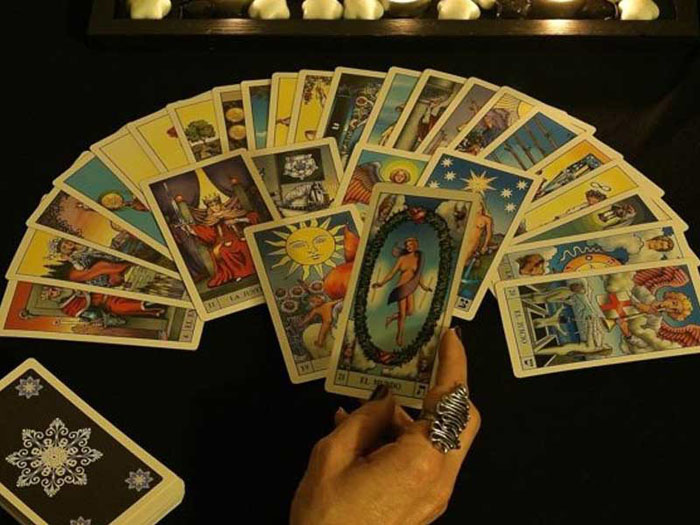 Hướng dẫn chi tiết 6 bước bói bài tarot dành cho người mới 